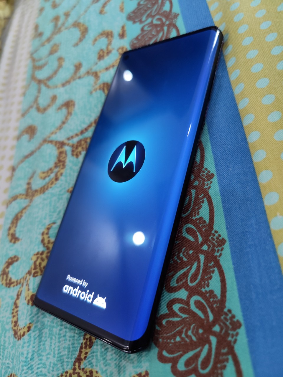 Motorola Edge Plus ram 12Gb/256Gb máy mỹ. màn hình thác đổ cực đẹp new