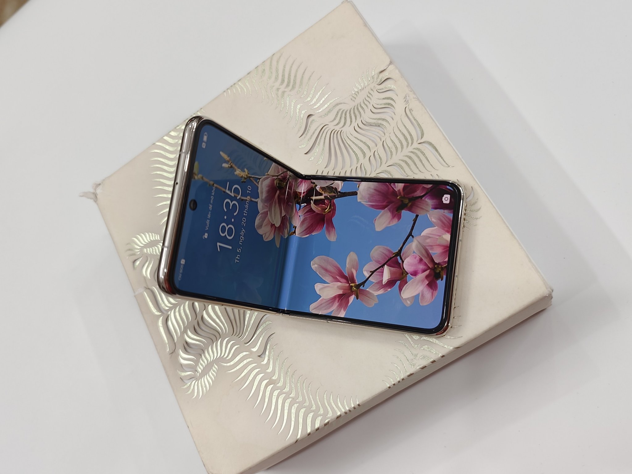 Huawei P50 Pocket Premium Edition (12-512Gb) đẹp 99% Fullbox - Q tế ...