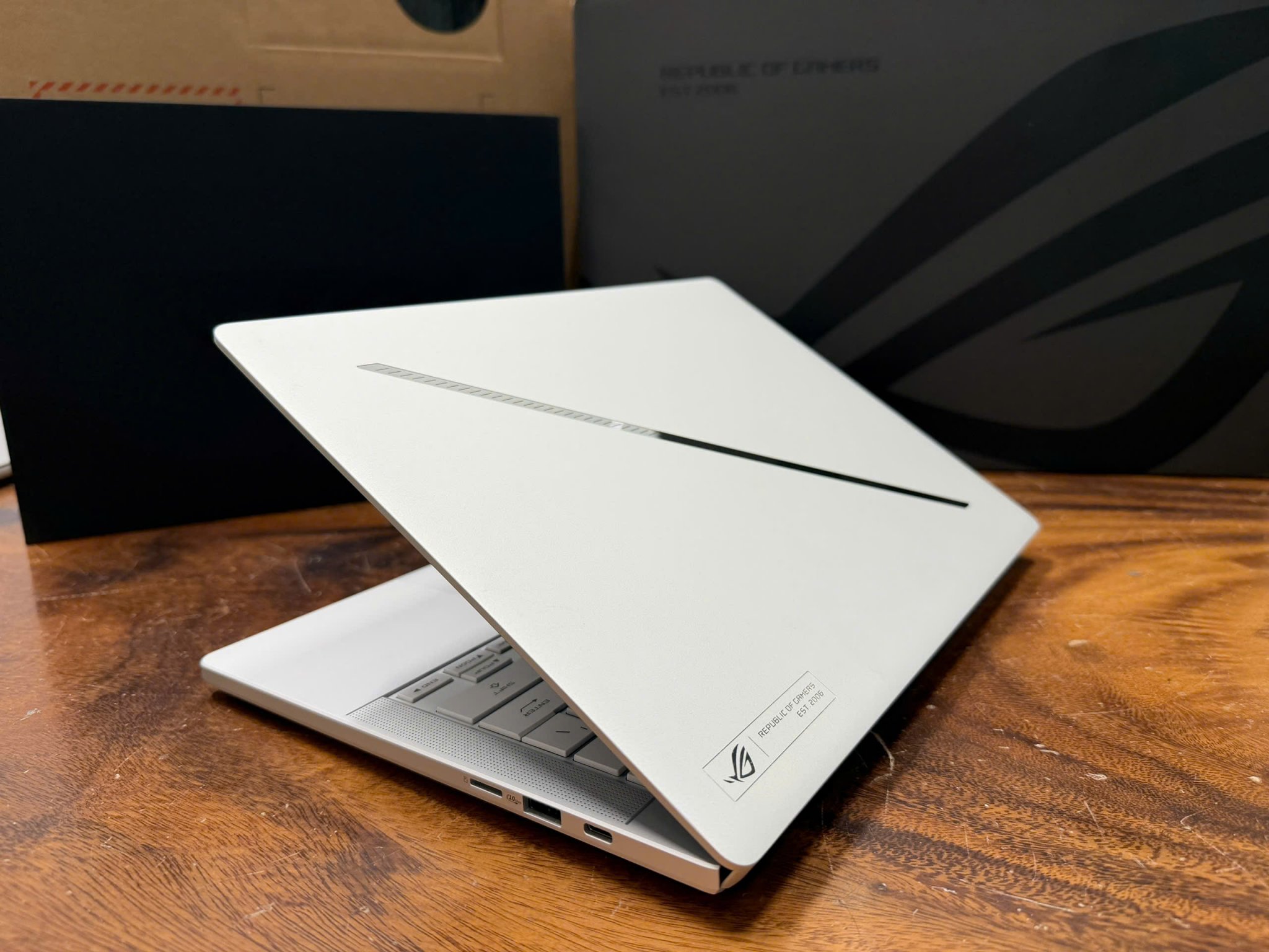 Asus Zephyrus G14 GA403WR (1).jpg