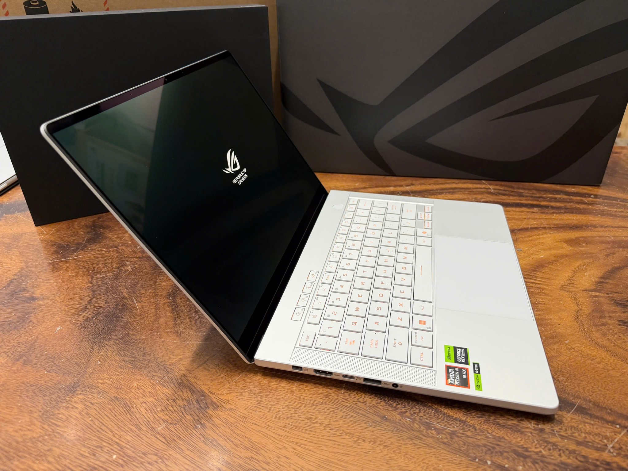 Asus Zephyrus G14 GA403WR (5).jpg